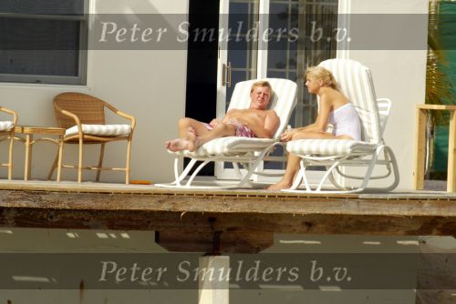 Curacao 13 augustus 2002
Prins Willem Alexander en Maxima aan het zonnen bij hun appartement