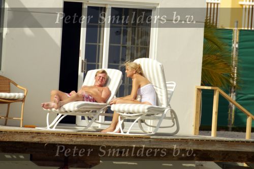 Curacao 13 augustus 2002
Prins Willem Alexander en Maxima aan het zonnen bij hun appartement