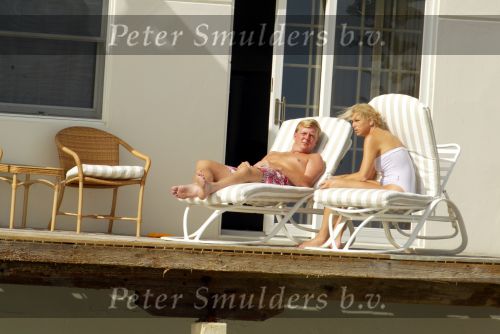 Curacao 13 augustus 2002
Prins Willem Alexander en Maxima aan het zonnen bij hun appartement