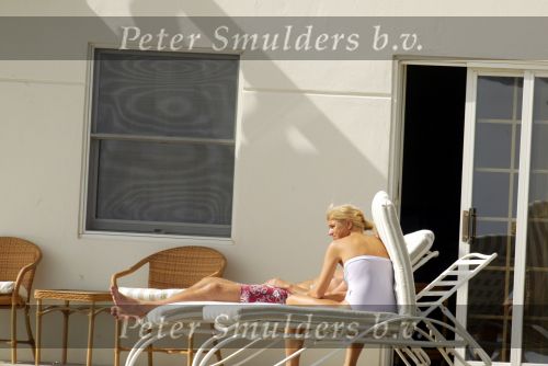 Curacao 13 augustus 2002
Prins Willem Alexander en Maxima aan het zonnen bij hun appartement