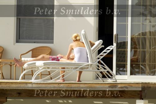 Curacao 13 augustus 2002
Prins Willem Alexander en Maxima aan het zonnen bij hun appartement