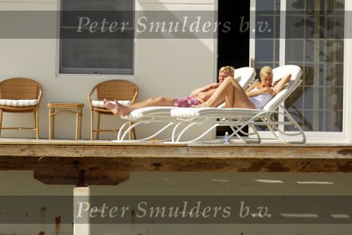 Curacao 13 augustus 2002
Prins Willem Alexander en Maxima aan het zonnen bij hun appartement