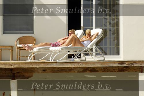 Curacao 13 augustus 2002
Prins Willem Alexander en Maxima aan het zonnen bij hun appartement