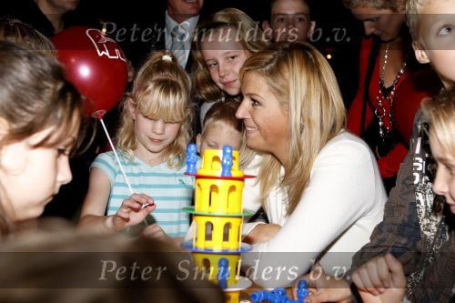 Mdedemblik 17 oktober 2007
Prinses Maxima  bezoekt de Jumbo speelgoed fabriek en doet werk achter de lopende band. Ook speelt ze met kinderen mens erger je niet.