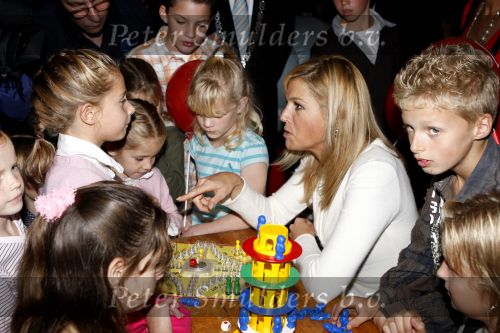 Mdedemblik 17 oktober 2007
Prinses Maxima  bezoekt de Jumbo speelgoed fabriek en doet werk achter de lopende band. Ook speelt ze met kinderen mens erger je niet.