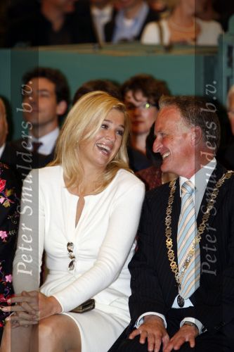 Mdedemblik 17 oktober 2007
Prinses Maxima  bezoekt de Jumbo speelgoed fabriek en doet werk achter de lopende band. Ook speelt ze met kinderen mens erger je niet.