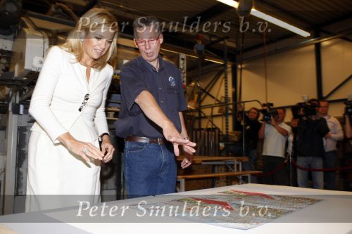Mdedemblik 17 oktober 2007
Prinses Maxima  bezoekt de Jumbo speelgoed fabriek en doet werk achter de lopende band. Ook speelt ze met kinderen mens erger je niet.