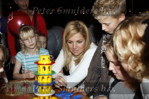 Mdedemblik 17 oktober 2007
Prinses Maxima  bezoekt de Jumbo speelgoed fabriek en doet werk achter de lopende band. Ook speelt ze met kinderen mens erger je niet.