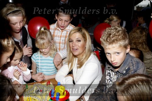 Mdedemblik 17 oktober 2007
Prinses Maxima  bezoekt de Jumbo speelgoed fabriek en doet werk achter de lopende band. Ook speelt ze met kinderen mens erger je niet.