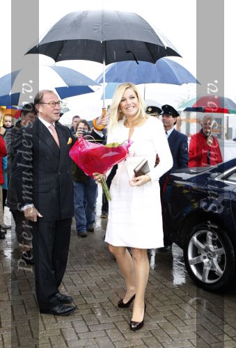 Mdedemblik 17 oktober 2007
Prinses Maxima  bezoekt de Jumbo speelgoed fabriek en doet werk achter de lopende band. Ook speelt ze met kinderen mens erger je niet.