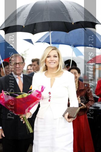 Mdedemblik 17 oktober 2007
Prinses Maxima  bezoekt de Jumbo speelgoed fabriek en doet werk achter de lopende band. Ook speelt ze met kinderen mens erger je niet.