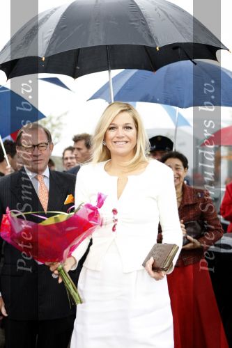 Mdedemblik 17 oktober 2007
Prinses Maxima  bezoekt de Jumbo speelgoed fabriek en doet werk achter de lopende band. Ook speelt ze met kinderen mens erger je niet.