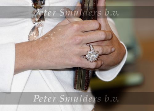 Mdedemblik 17 oktober 2007
Prinses Maxima  bezoekt de Jumbo speelgoed fabriek en doet werk achter de lopende band. Ook speelt ze met kinderen mens erger je niet.maxima ring