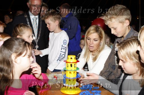 Mdedemblik 17 oktober 2007
Prinses Maxima  bezoekt de Jumbo speelgoed fabriek en doet werk achter de lopende band. Ook speelt ze met kinderen mens erger je niet.