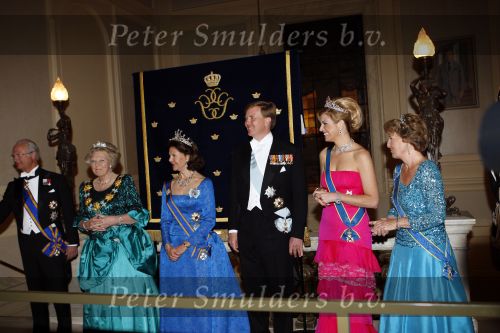 Den Haag 22 april 2009
Diner met de koninklijke familie van zweden en nederland. Aanwezig waren Prinses Maxima Koningin Beatrix Prins Willem Alexander Prinses Margriet Koning Carl Gustav en Koningin Silvia.
Peter Smulders bv