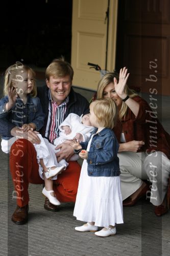 Den Haag 26 juni 2007
Fotomoment met Prins Willem Alexander Maxima Prinses Amalia Alexia en Ariane bij de koninklijke stallen. Prinses Alexia viert haar 2e verjaardag.