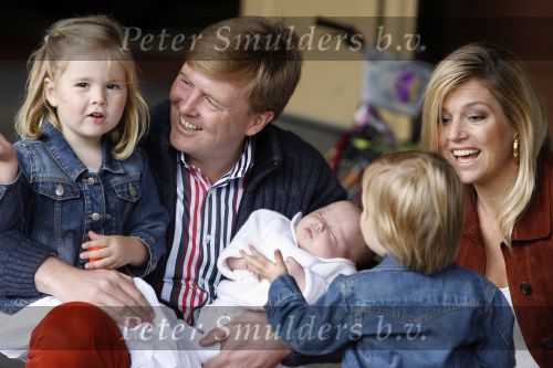 Den Haag 26 juni 2007
Fotomoment met Prins Willem Alexander Maxima Prinses Amalia Alexia en Ariane bij de koninklijke stallen. Prinses Alexia viert haar 2e verjaardag.
