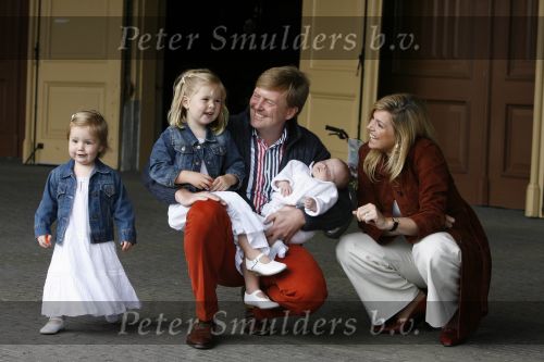 Den Haag 26 juni 2007
Fotomoment met Prins Willem Alexander Maxima Prinses Amalia Alexia en Ariane bij de koninklijke stallen. Prinses Alexia viert haar 2e verjaardag.