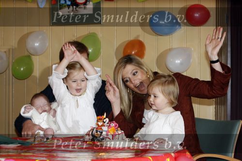 Den Haag 26 juni 2007
Fotomoment met Prins Willem Alexander Maxima Prinses Amalia Alexia en Ariane bij de koninklijke stallen. Prinses Alexia viert haar 2e verjaardag.