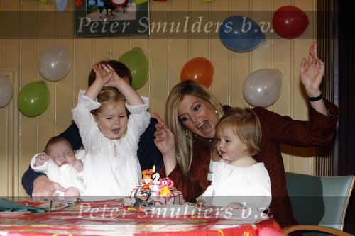 Den Haag 26 juni 2007
Fotomoment met Prins Willem Alexander Maxima Prinses Amalia Alexia en Ariane bij de koninklijke stallen. Prinses Alexia viert haar 2e verjaardag.