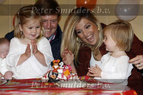 Den Haag 26 juni 2007
Fotomoment met Prins Willem Alexander Maxima Prinses Amalia Alexia en Ariane bij de koninklijke stallen. Prinses Alexia viert haar 2e verjaardag.