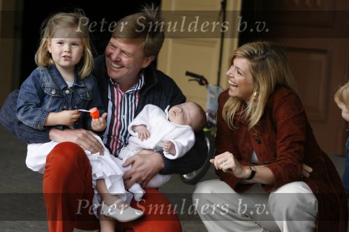 Den Haag 26 juni 2007
Fotomoment met Prins Willem Alexander Maxima Prinses Amalia Alexia en Ariane bij de koninklijke stallen. Prinses Alexia viert haar 2e verjaardag.