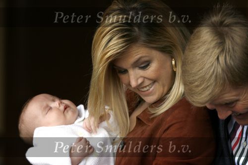 Den Haag 26 juni 2007
Fotomoment met Prins Willem Alexander Maxima Prinses Amalia Alexia en Ariane bij de koninklijke stallen. Prinses Alexia viert haar 2e verjaardag.
