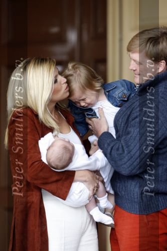Den Haag 26 juni 2007
Fotomoment met Prins Willem Alexander Maxima Prinses Amalia Alexia en Ariane bij de koninklijke stallen. Prinses Alexia viert haar 2e verjaardag.