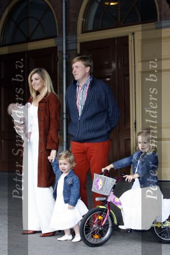 Den Haag 26 juni 2007
Fotomoment met Prins Willem Alexander Maxima Prinses Amalia Alexia en Ariane bij de koninklijke stallen. Prinses Alexia viert haar 2e verjaardag.