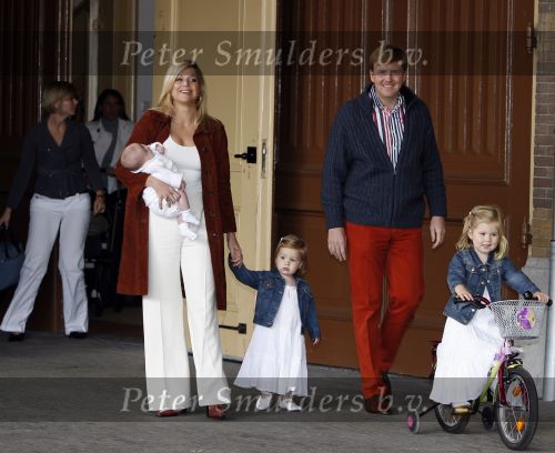 Den Haag 26 juni 2007
Fotomoment met Prins Willem Alexander Maxima Prinses Amalia Alexia en Ariane bij de koninklijke stallen. Prinses Alexia viert haar 2e verjaardag.