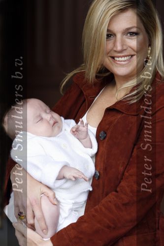 Den Haag 26 juni 2007
Fotomoment met Prins Willem Alexander Maxima Prinses Amalia Alexia en Ariane bij de koninklijke stallen. Prinses Alexia viert haar 2e verjaardag.