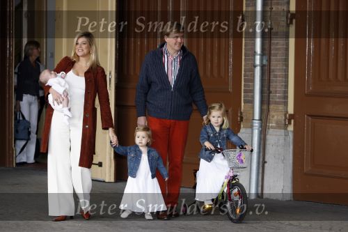 Den Haag 26 juni 2007
Fotomoment met Prins Willem Alexander Maxima Prinses Amalia Alexia en Ariane bij de koninklijke stallen. Prinses Alexia viert haar 2e verjaardag.
