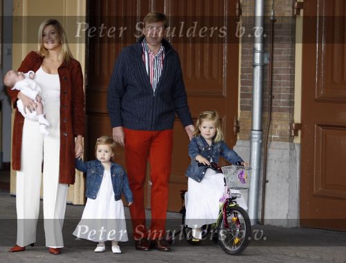Den Haag 26 juni 2007
Fotomoment met Prins Willem Alexander Maxima Prinses Amalia Alexia en Ariane bij de koninklijke stallen. Prinses Alexia viert haar 2e verjaardag.