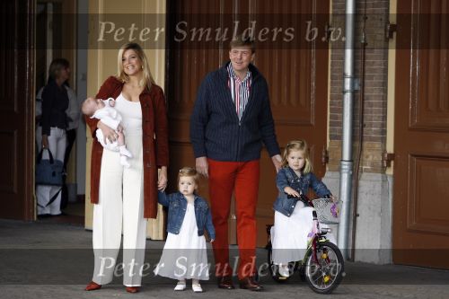 Den Haag 26 juni 2007
Fotomoment met Prins Willem Alexander Maxima Prinses Amalia Alexia en Ariane bij de koninklijke stallen. Prinses Alexia viert haar 2e verjaardag.
