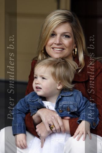 Den Haag 26 juni 2007
Fotomoment met Prins Willem Alexander Maxima Prinses Amalia Alexia en Ariane bij de koninklijke stallen. Prinses Alexia viert haar 2e verjaardag.