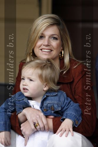 Den Haag 26 juni 2007
Fotomoment met Prins Willem Alexander Maxima Prinses Amalia Alexia en Ariane bij de koninklijke stallen. Prinses Alexia viert haar 2e verjaardag.