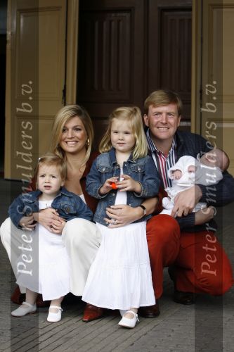 Den Haag 26 juni 2007
Fotomoment met Prins Willem Alexander Maxima Prinses Amalia Alexia en Ariane bij de koninklijke stallen. Prinses Alexia viert haar 2e verjaardag.