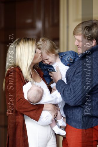 Den Haag 26 juni 2007
Fotomoment met Prins Willem Alexander Maxima Prinses Amalia Alexia en Ariane bij de koninklijke stallen. Prinses Alexia viert haar 2e verjaardag.