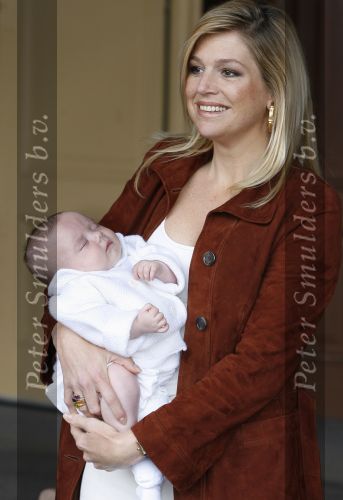 Den Haag 26 juni 2007
Fotomoment met Prins Willem Alexander Maxima Prinses Amalia Alexia en Ariane bij de koninklijke stallen. Prinses Alexia viert haar 2e verjaardag.