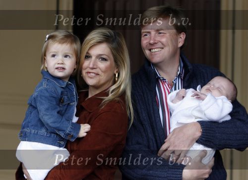 Den Haag 26 juni 2007
Fotomoment met Prins Willem Alexander Maxima Prinses Amalia Alexia en Ariane bij de koninklijke stallen. Prinses Alexia viert haar 2e verjaardag.