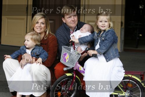 Den Haag 26 juni 2007
Fotomoment met Prins Willem Alexander Maxima Prinses Amalia Alexia en Ariane bij de koninklijke stallen. Prinses Alexia viert haar 2e verjaardag.