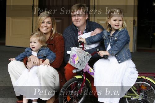 Den Haag 26 juni 2007
Fotomoment met Prins Willem Alexander Maxima Prinses Amalia Alexia en Ariane bij de koninklijke stallen. Prinses Alexia viert haar 2e verjaardag.