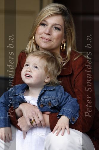 Den Haag 26 juni 2007
Fotomoment met Prins Willem Alexander Maxima Prinses Amalia Alexia en Ariane bij de koninklijke stallen. Prinses Alexia viert haar 2e verjaardag.
