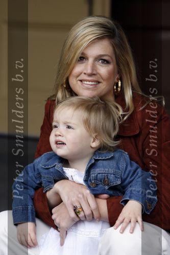 Den Haag 26 juni 2007
Fotomoment met Prins Willem Alexander Maxima Prinses Amalia Alexia en Ariane bij de koninklijke stallen. Prinses Alexia viert haar 2e verjaardag.