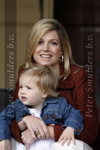 Den Haag 26 juni 2007
Fotomoment met Prins Willem Alexander Maxima Prinses Amalia Alexia en Ariane bij de koninklijke stallen. Prinses Alexia viert haar 2e verjaardag.