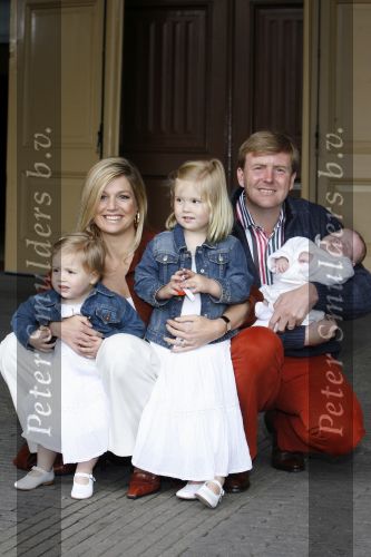 Den Haag 26 juni 2007
Fotomoment met Prins Willem Alexander Maxima Prinses Amalia Alexia en Ariane bij de koninklijke stallen. Prinses Alexia viert haar 2e verjaardag.