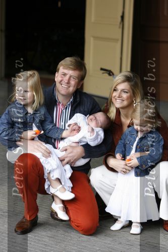 Den Haag 26 juni 2007
Fotomoment met Prins Willem Alexander Maxima Prinses Amalia Alexia en Ariane bij de koninklijke stallen. Prinses Alexia viert haar 2e verjaardag.