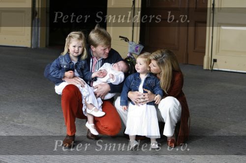 Den Haag 26 juni 2007
Fotomoment met Prins Willem Alexander Maxima Prinses Amalia Alexia en Ariane bij de koninklijke stallen. Prinses Alexia viert haar 2e verjaardag.