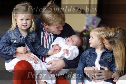 Den Haag 26 juni 2007
Fotomoment met Prins Willem Alexander Maxima Prinses Amalia Alexia en Ariane bij de koninklijke stallen. Prinses Alexia viert haar 2e verjaardag.
