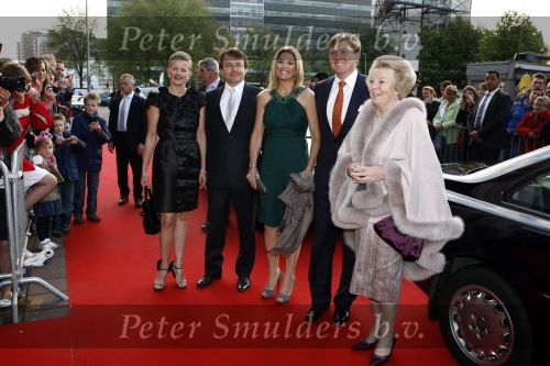 Utrecht 28 april 2009
Pieter v Vollenhoven viert zijn 70e verjaardag in het Beatrix theater in Utrecht. Maxima Prins Willem Alex Koningin Beatrix Prinses Mabel en Prins Friso
Peter Smulders bv
